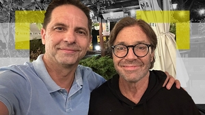 Cum l-a surprins Dan Negru pe Al Di Meola, celebrul chitarist care a făcut infarct în timpul concertului de la Arenele Romane. La cheremul chelnerului!