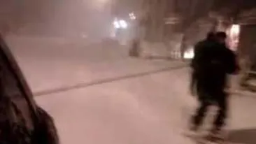 Americanii iii copiaza pe bucuresteni! Vezi aici  cum  schiaza pe strazile New York-ului legati de masini!