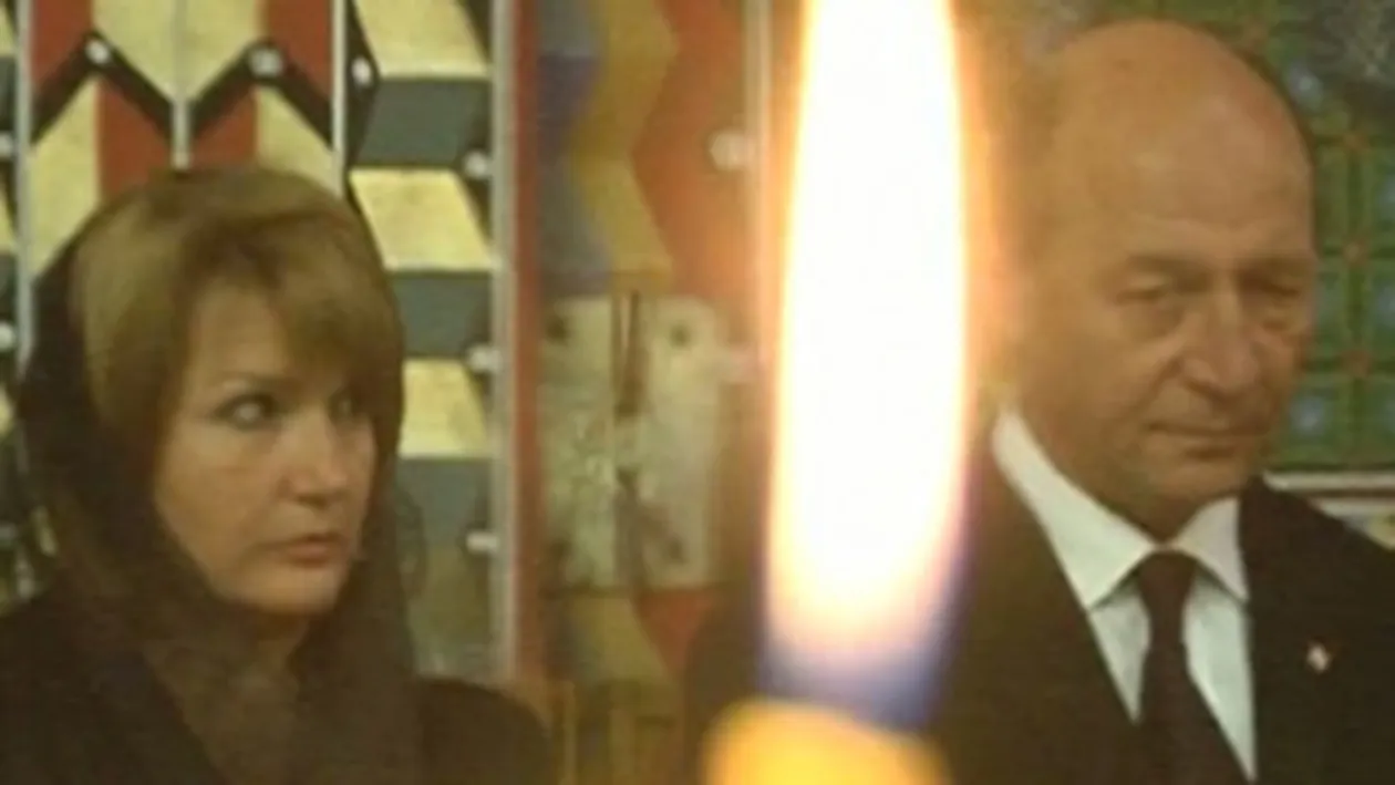 Peste o suta de persoane iau parte la priveghiul mamei presedintelui Basescu