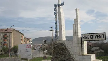 Un crater de 10 metri pune in pericol un supermarket din Ocna Mures