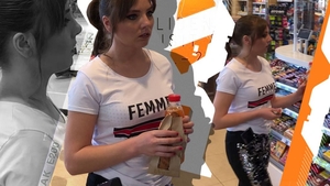 Cum am filmat-o pe Vulpița la shopping în... benzinărie. În pantaloni cu sclipici, machiată ca la Acces Direct, cu o coafură Star Wars și...