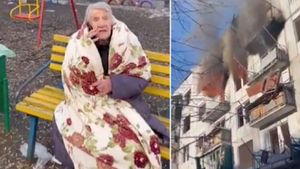 Imaginile durerii! Un bătrân din Ucraina, rănit de bomardamente, zace pe bancă, în fața blocului ciuruit de explozibili