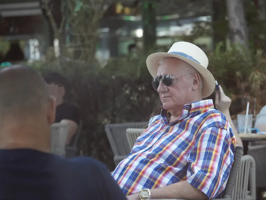 Dumitru Dragomir, la relaxare alături de un amic (Foto: CANCAN.RO)