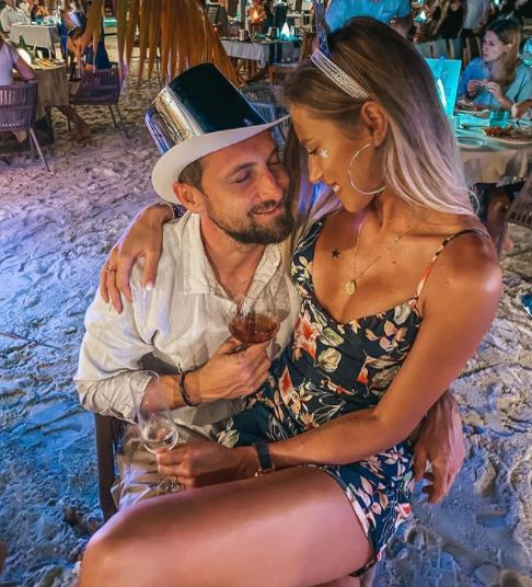 Gabriela Prisăcariu și Dani Oțil au dat frâu liber pasiunii în timp ce se aflau într-o piscină. Ipostaza incitantă în care au fost fotografiați cei doi logodnici