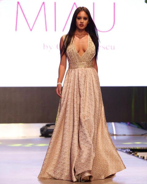 Oana Cojocaru are 21 de ani și o carieră de model în față