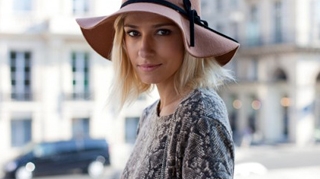 Uite ce se mai distreaza Dana Rogoz la Fashion Week, in Paris! A fost pozata de toti fotografii de street style!