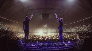 Cine sunt DJ-ii care s-au întâlnit la premiera mondială cu actorii principali din ”Bad Boys 3”! I-ai văzut pe mainstage-ul Untold!