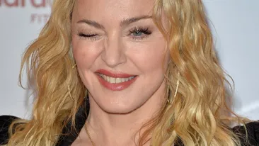 Madonna, imaginea casei de moda Versace! A pozat in ipostaze incendiare!