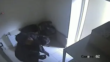 Jaf ca-n filmele cu proști! Hoț căutat de polițiști după ce a încercat să fure dintr-o bancă