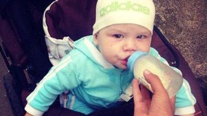 Un bebeluş a murit după ce mama l-a închis timp de o săptămână în casă, să plece la o petrecere!