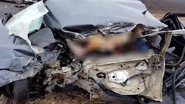 Sfârșit trafic! Un șofer a murit între fiare, după un accident teribil
