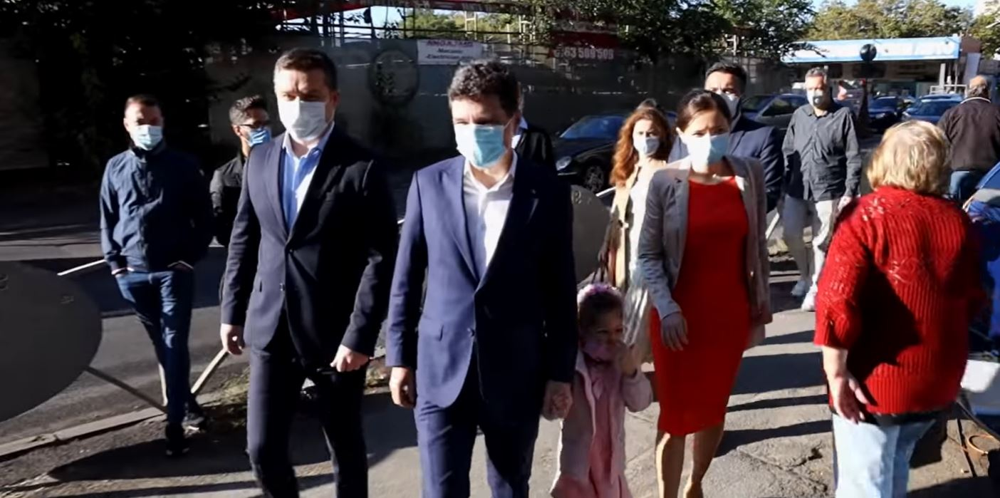 Cu ce se ocupă Mirabela Grădinaru, soţia lui Nicușor Dan! Noul primar general al Capitalei a cunoscut-o în timpul facultății pe cea care i-a dăruit o fetiță