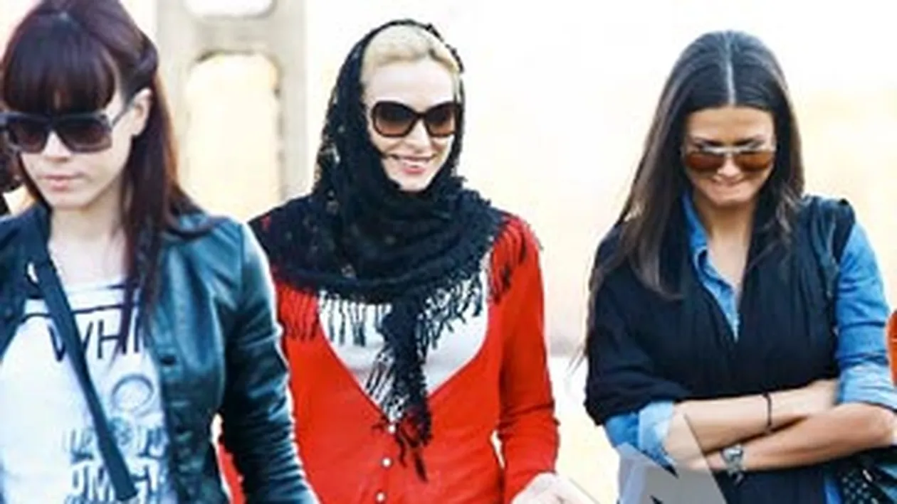 Iulia Vantur se simte bine in jurul celor sfinte! Asteapta Pastele in post, rugaciune si zambete!