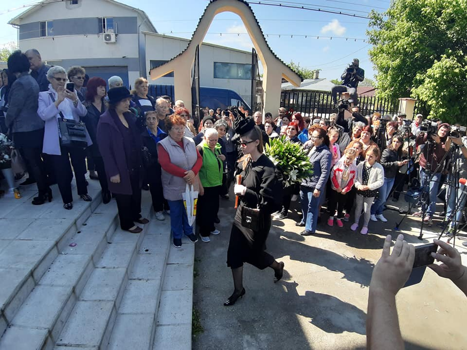 Vica Blochina, Oana Roman, Cătălin Botezatu și Raluca Bădulescu, distruși de durere la înmormântarea lui Răzvan Ciobanu. FOTO EXCLUSIV