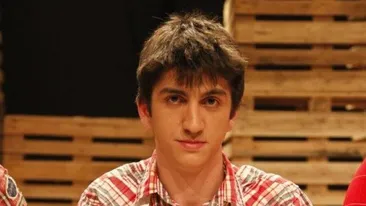 Detaliu uluitor! Petru Buiuca a mers la shaorma imbracat cu aceeasi camasa pe care a purtat-o la selectiile “MasterChef”!