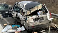 Accident grav pe A1! Mașină oprită pentru că unui pasager îi era rău, izbită de un TIR