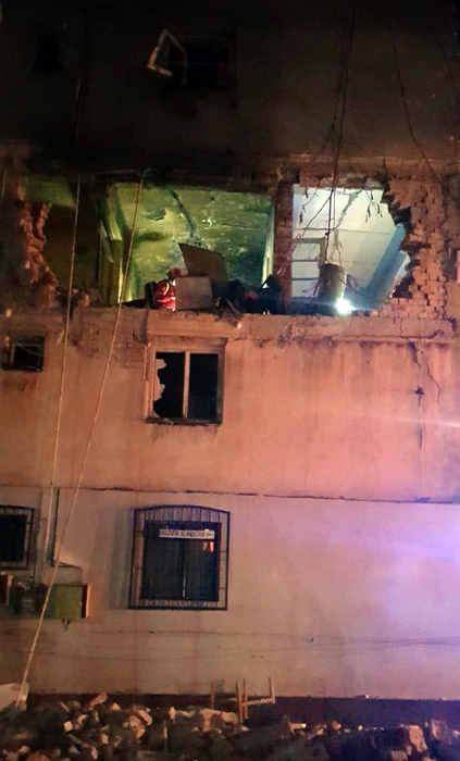 Explozie urmată de incendiu într-un bloc din Găeşti. Localnicii au fost evacuați de urgență | FOTO