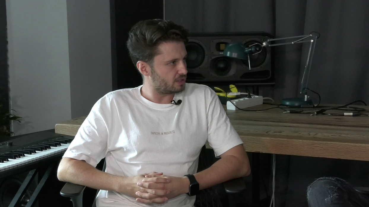Florian Rus: "Le văd foarte bine,pe un proiector, și mă țin treaz, pentru că dacă îmi place un serial nu mă pot opri din uitat și mă trezesc la 4 dimineața, când eu trebuie să mă trezesc la 9, că eu m-am uitat la tot sezonul în loc să mă uit la un episod, cât mi-am propus!" (Foto: CANCAN.RO)