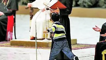 A dat navala peste Papa Benedict