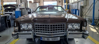 „Iahtul de uscat” care a ajuns la RAR Iași. Cadillac Eldorado are aproape doi metri lățime