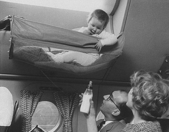 Aceste imagini rare din 1950 ne arată ce făceau părinţii cu bebeluşii pe care îi luau cu ei atunci când călătoreau cu avionul