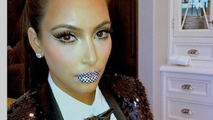 Noua moda! Kim Kardashian iti prezinta tatuajul pentru buze!
