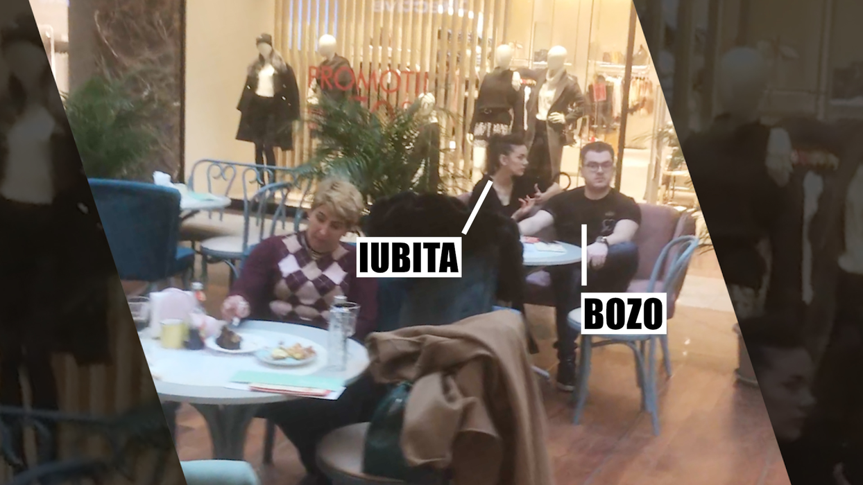 Bozo și iubita, în timp ce așteptau comanda