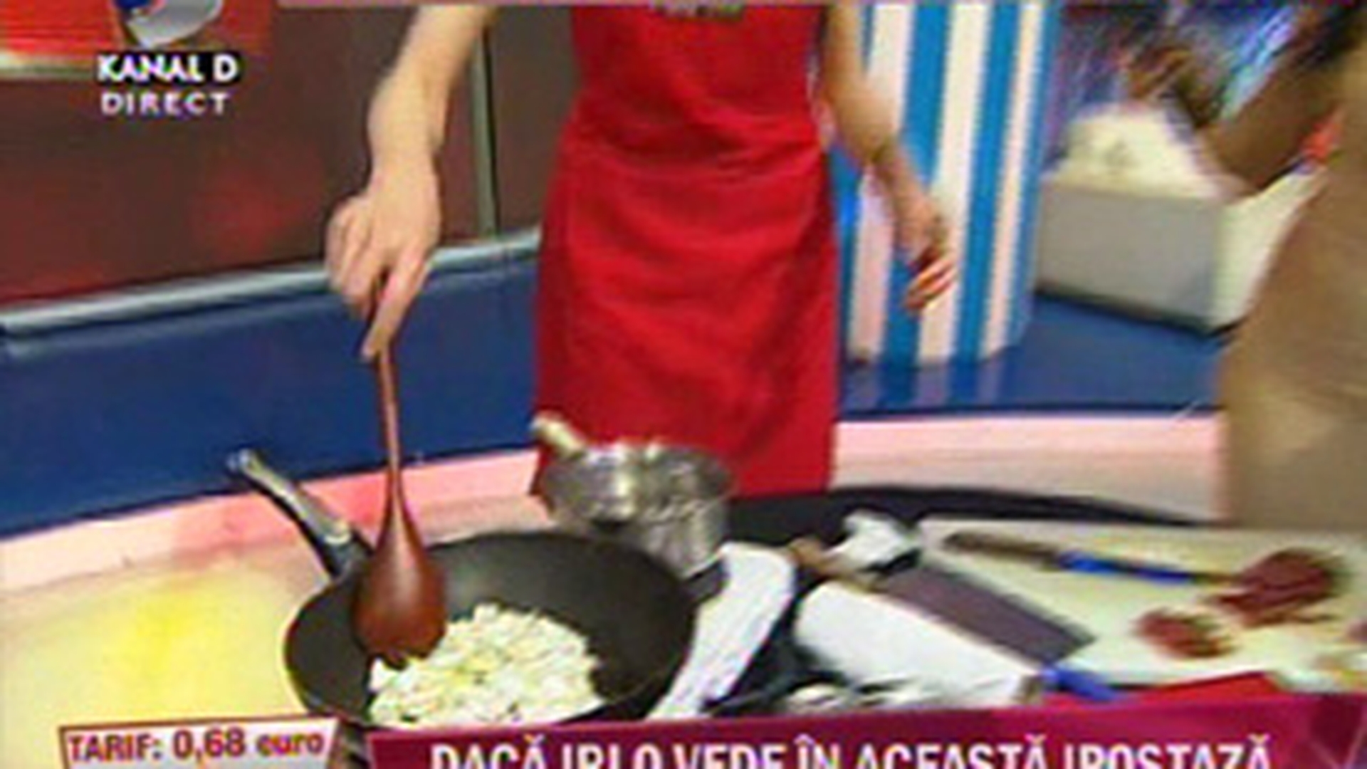 Monica, mai tare ca toti de la "MasterChef"! A gatit mancare chinezeasca in direct - Vezi cum a taiat ceapa si cum a pregatit taiteii