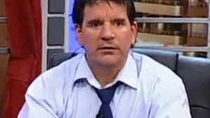 VIDEO Reactia amuzanta a unui prezentator TV, surprins in direct de un cutremur. Invitatul sau a ramas interzis