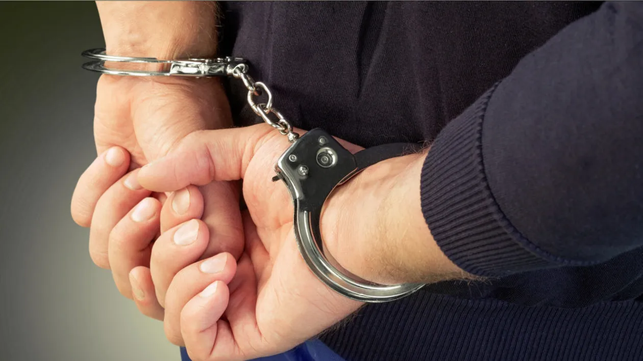 Doi bărbaţi acuzaţi de tentativă de omor în două dosare diferite, reţinuţi. Unul a înjunghiat pe o stradă din Bucureşti o persoană fără adăpost, iar celălalt a dat foc unei locuinţe improvizate în care stătea un adolescent de 17 ani