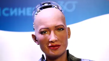 Un tablou pictat digital de robotul umanoid Sophia a fost vândut cu 700.000 de dolari, la licitație
