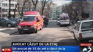 VIDEO Un avocat a murit dupa ce a cazut de la etajul 8 al blocului in care locuia! Politistii au demarat o ancheta in acest caz