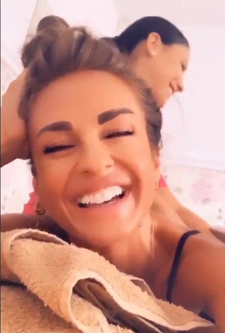 Diana Munteanu, pozată dezbrăcată într-un moment de răsfăț. Cu poziția sexy și privirea seducătoare i-a înnebunit pe bărbați