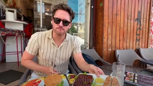 Ce reacție au avut doi turiști din Suedia, care au mâncat pentru prima oară mici în România