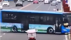 Momentul în care un autobuz plin de copii plonjează într-un lac din China. Imagini greu de privit. VIDEO