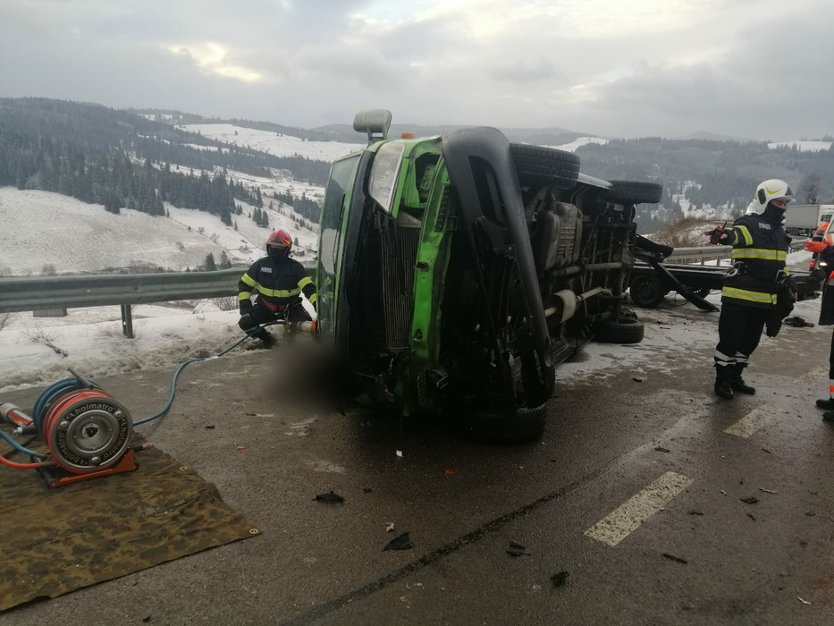 Accident grav în Suceava! Un microbuz cu pasageri s-a răsturnat, iar două persoane au murit