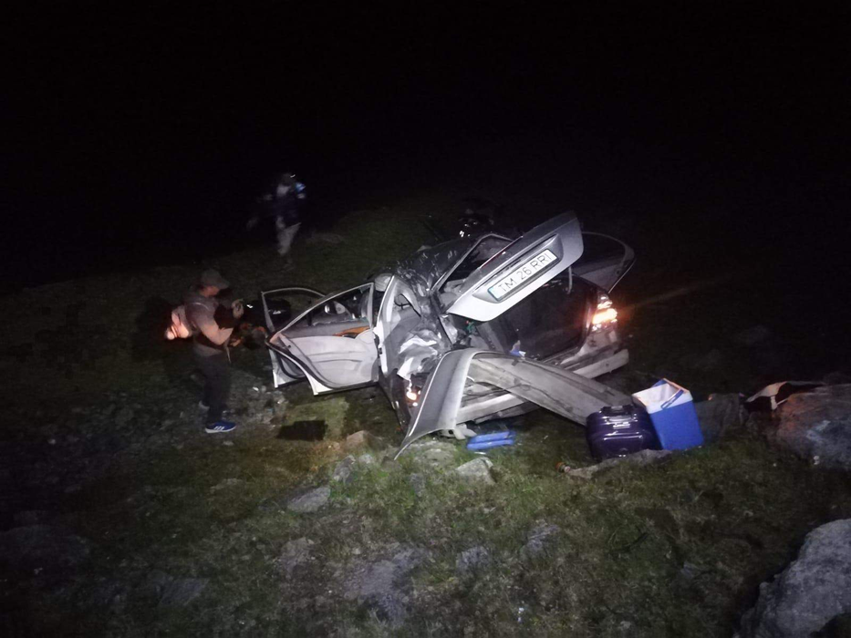O maşină cu 5 tineri a căzut într-o râpă pe Transfăgărăşan. Apelul la 112 s-a făcut la ora 23:00. FOTO