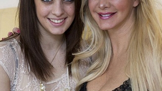 Femeia Barbie si-a "corupt" si fiica de 16 ani: Ii face singura injectii cu botox!