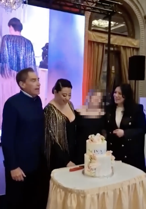 Cadoul inedit primit de Oana Roman de la Isa. Momente emoționante în fața lui Petre Roman