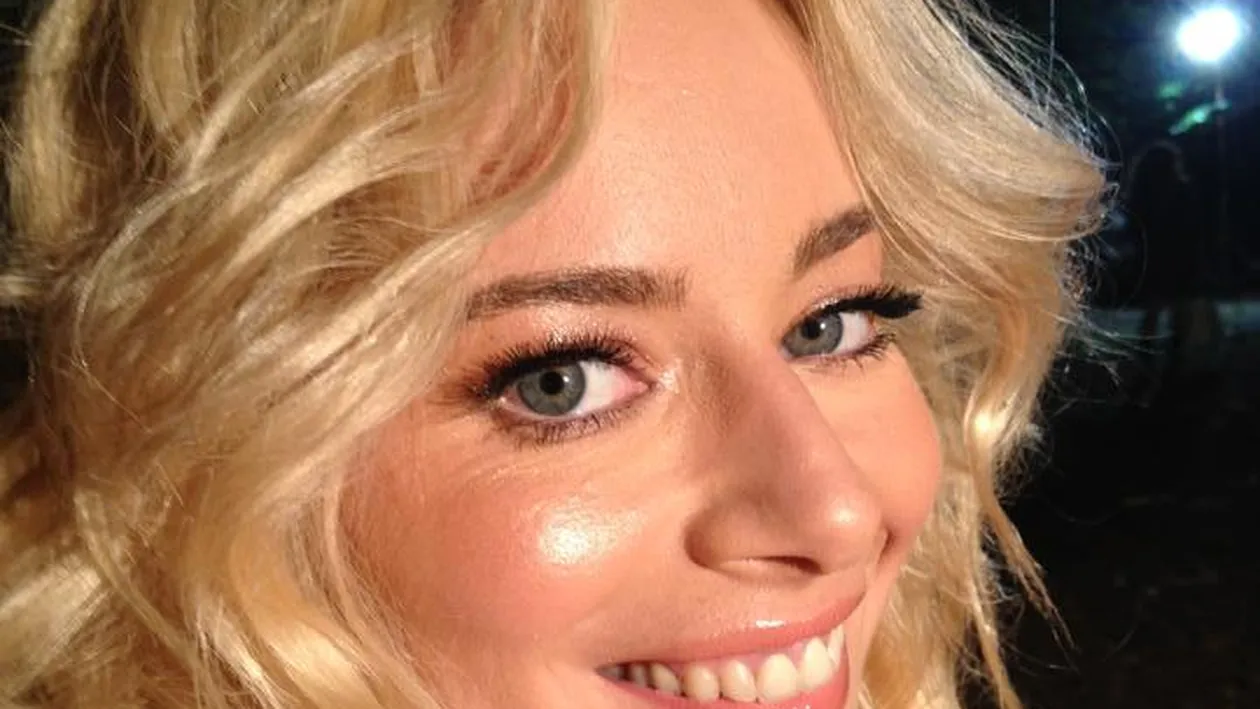 Imaginea aşteptată de fanii săi! Laura Cosoi s-a pozat în lenjerie intimă, încălţată cu tocuri!