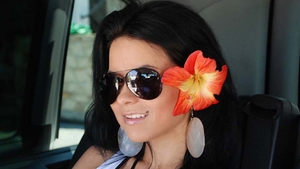 Inna, abordata de un grup de vanzatori ambulanti! Artista s-a oprit si i-a fotografiat: "Tiganii sunt artisti!"