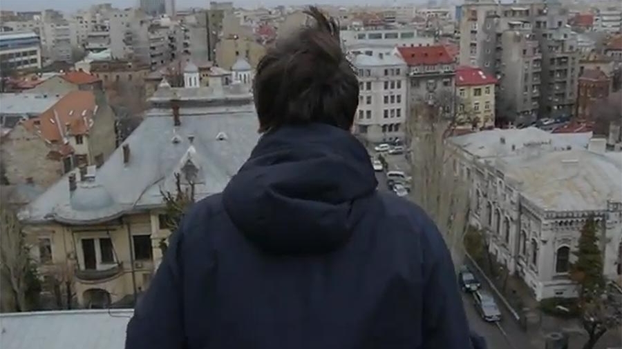 VIDEO incredibil! Cum reactioneaza bucurestenii atunci cand un tanar vrea sa se arunce de pe blocul lor! "Va sugerez blocul turn"