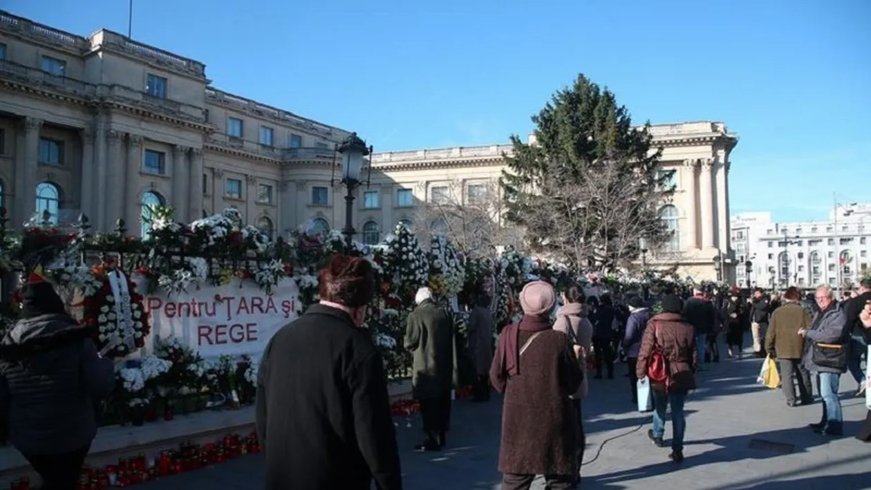 Mii de oameni i-au adus un ultim omagiu Regelui Mihai. Casa Regală, anunţ despre gestul făcut în memoria Majestăţii Sale Defuncte