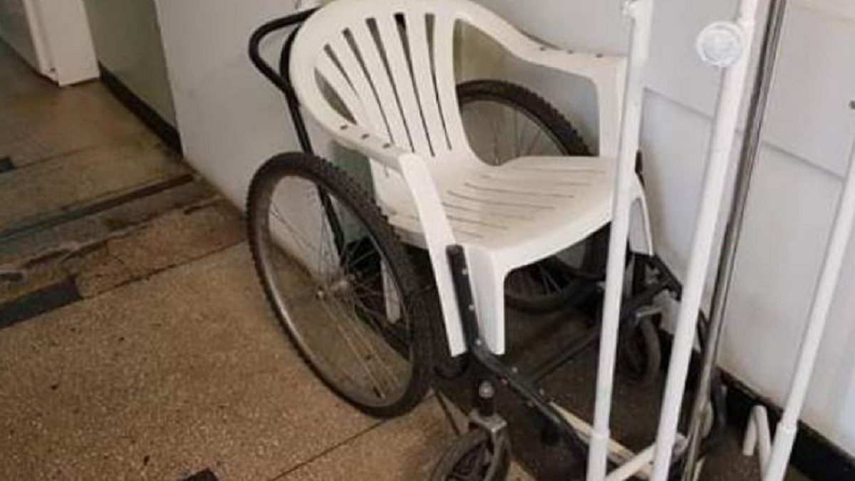 Improvizație made in Romania! Scaun de cârciumă, pe post de cărucior cu rotile, într-un spital din Craiova