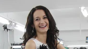 Delia, reprezentanta noastra la Miss Universe, a gafat pe scena? Uita-te cu atentie la picioarele si la bikinii ei!