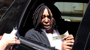 N-o sa va vina sa credeti pe ce da autografe actrita Whoopi Goldberg