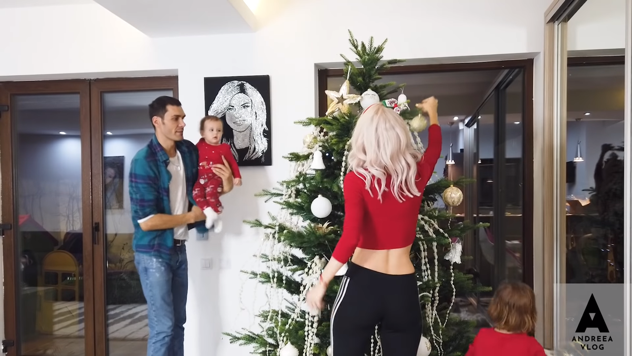 Andreea Bălan, gafă ireală! Și-a luat pantalonii invers. Cum a reacționat live, după ce o fană i-a atras atenția vedetei de la Antena 1