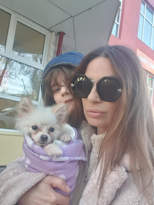 Adela, alături de fiul ei, Davis, pe care-l îngrijește ca pe ochii din cap