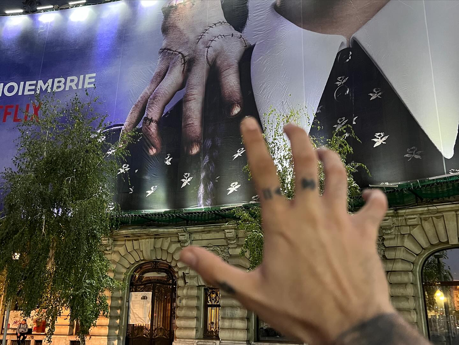 Victor Dorobanțu va juca și în al doilea sezon al serialului Wednesday! Imagini din culise cu actorul și starurile de la Hollywood