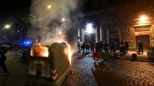 Proteste violente în Napoli fața de măsurile anti-COVID! Manifestanții au rămas pe baricade până la primele ore ale dimineții. „Vom închide totul